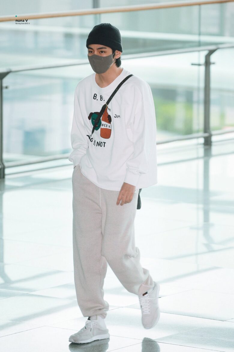 テテの空港ファッション,ジェニのイヤーカフ匂わせ画像,Tシャツや右耳の意味