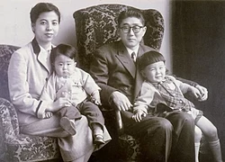 安倍一家,安倍洋子と次男・晋三、夫・晋太郎と長男・寛信の画像