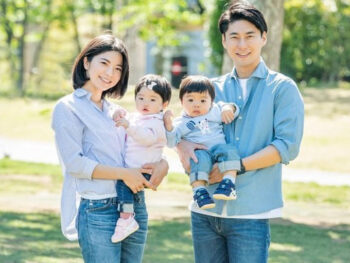 中曽根康隆さんと佐藤友美さんの子供の画像,双子の娘と息子