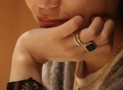 川口春奈の薬指指輪画像,婚約指輪と結婚指輪