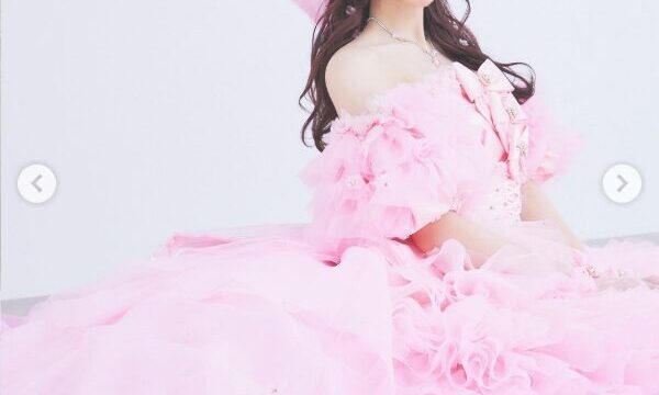 ピンクのウエディングドレスを着て微笑む中井りか
